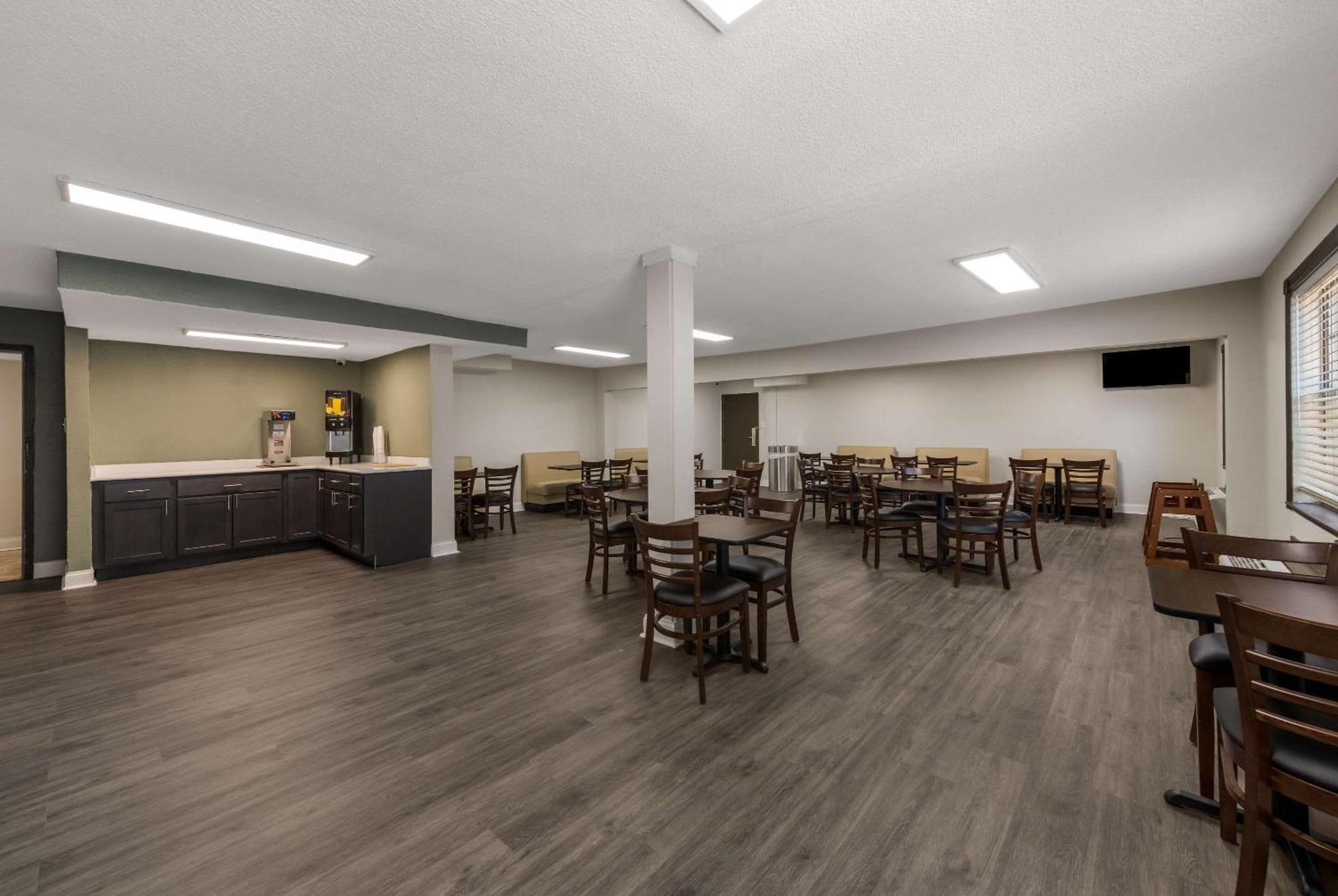 Quality Inn Airport Woodson Terrace Exteriör bild