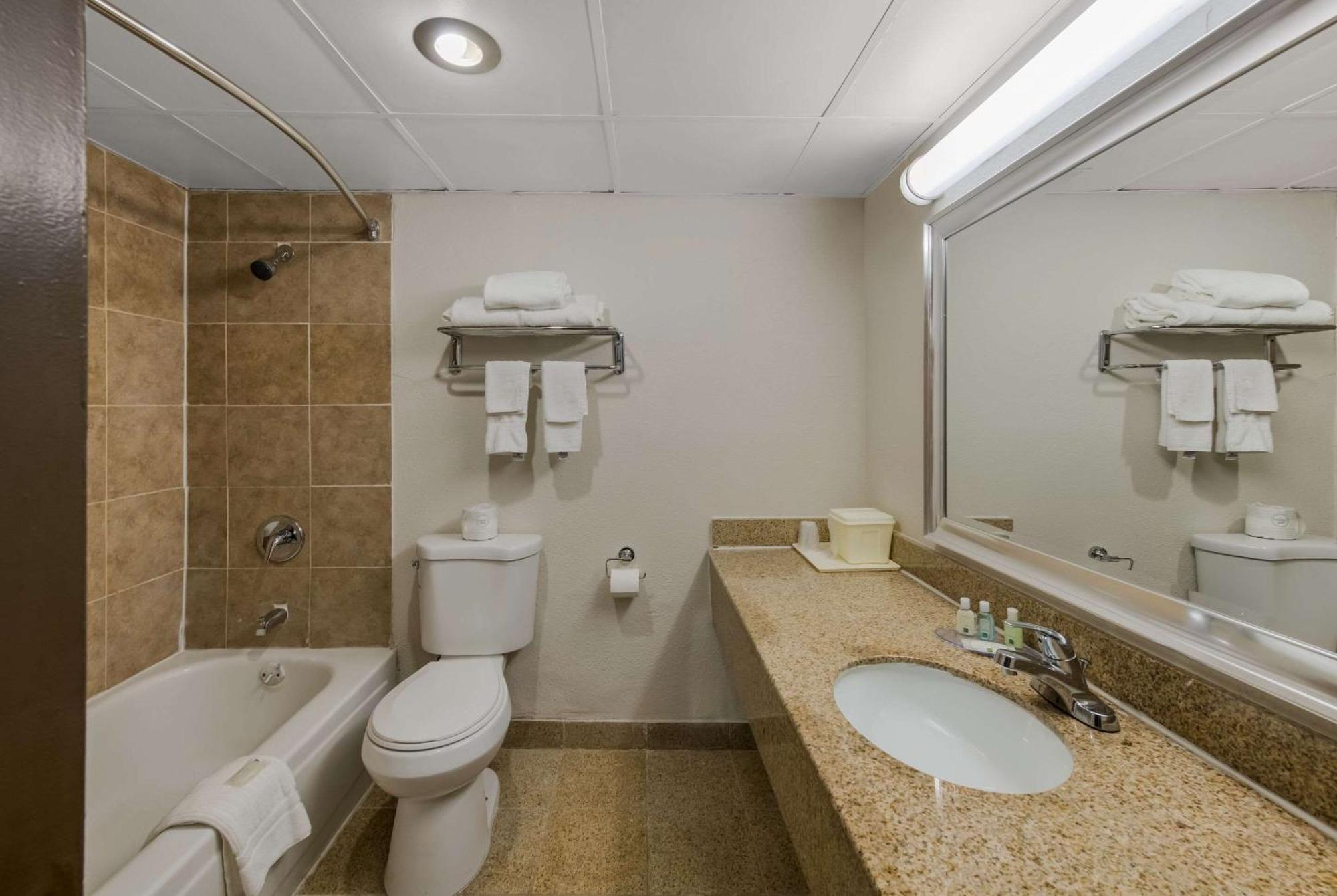 Quality Inn Airport Woodson Terrace Exteriör bild