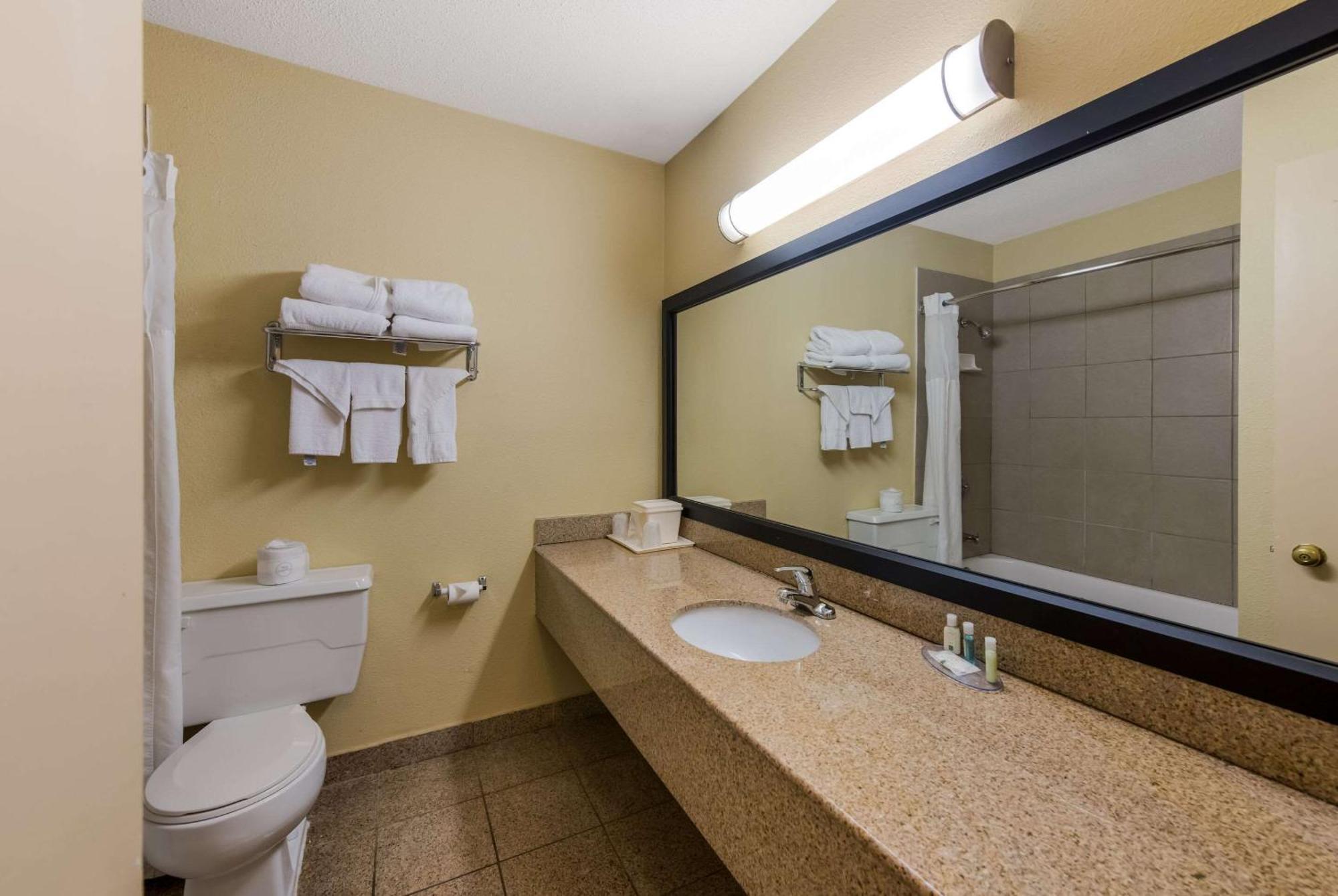 Quality Inn Airport Woodson Terrace Exteriör bild