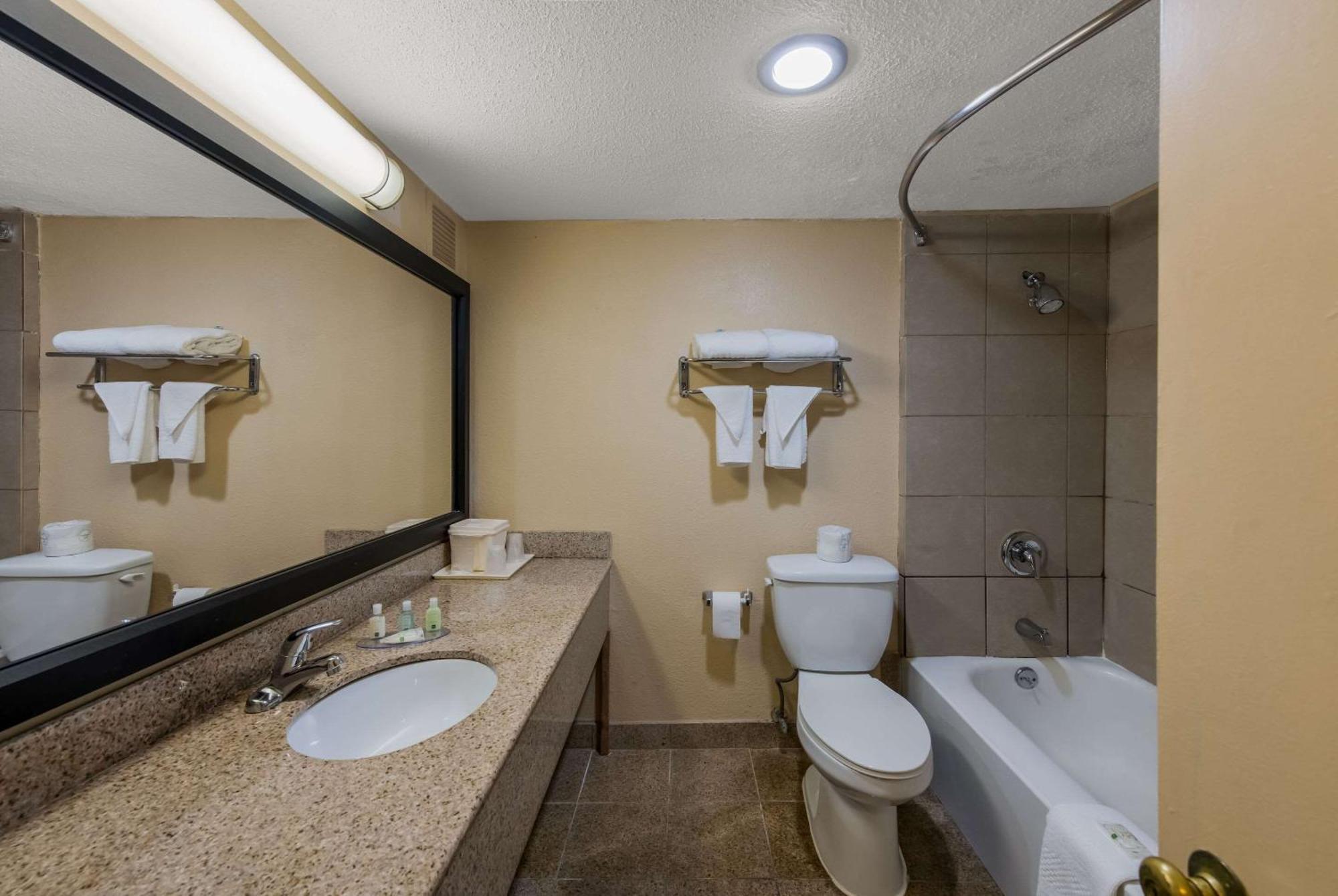 Quality Inn Airport Woodson Terrace Exteriör bild