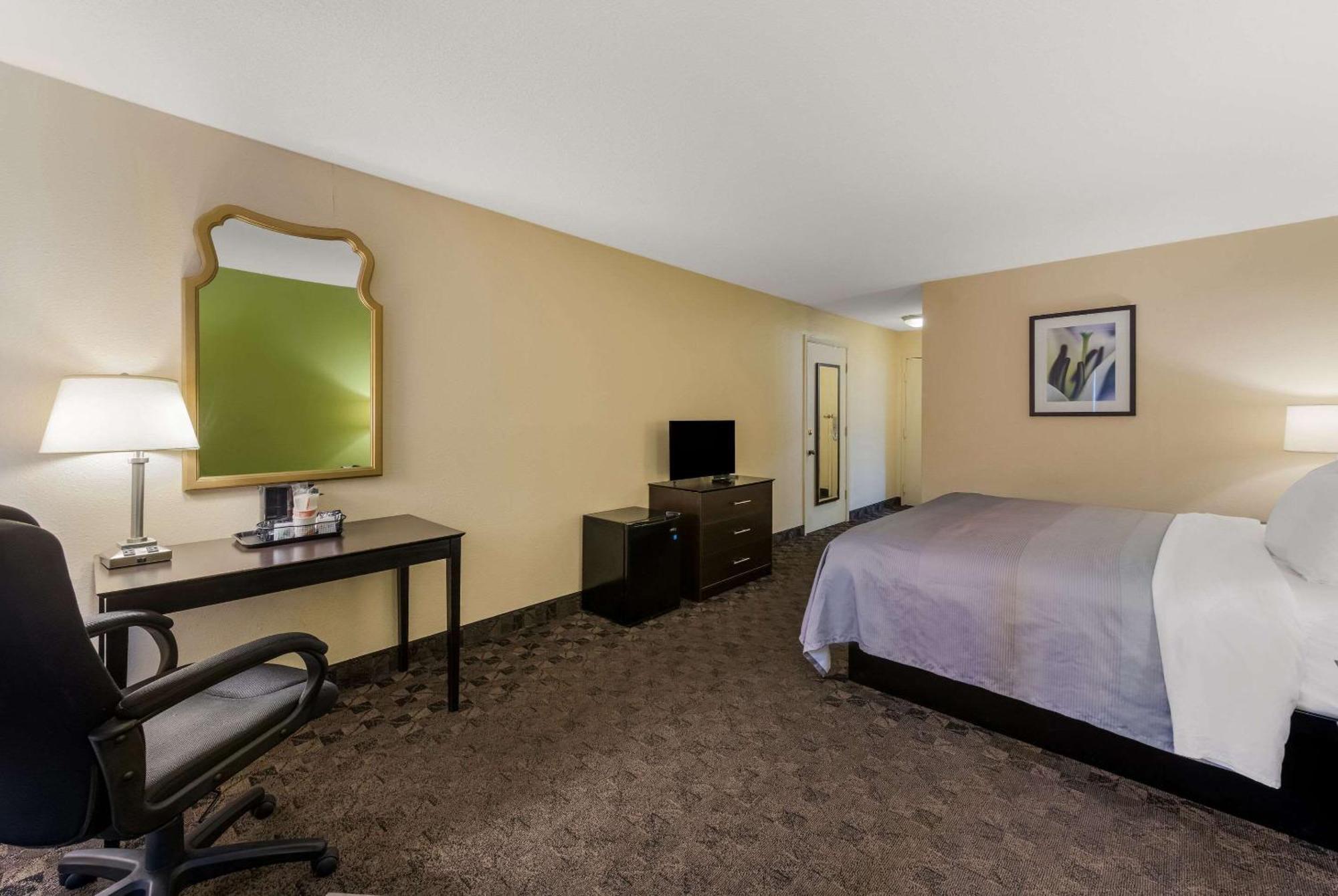 Quality Inn Airport Woodson Terrace Exteriör bild