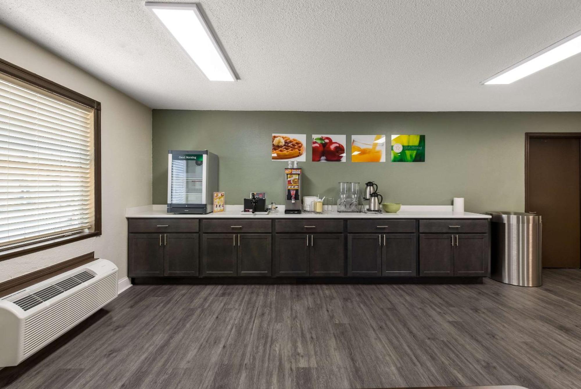 Quality Inn Airport Woodson Terrace Exteriör bild