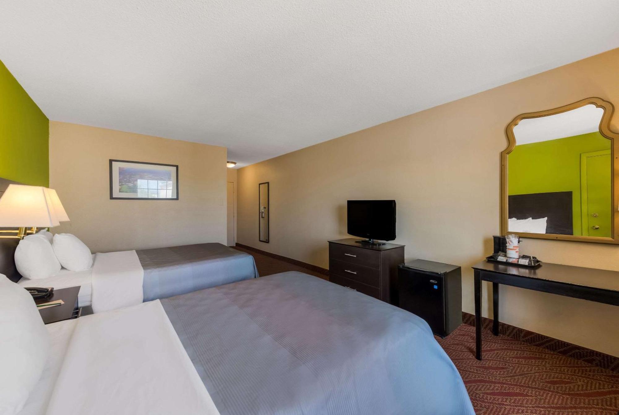 Quality Inn Airport Woodson Terrace Exteriör bild