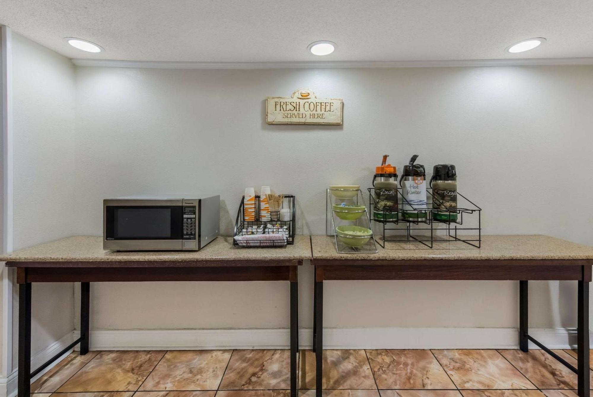 Quality Inn Airport Woodson Terrace Exteriör bild