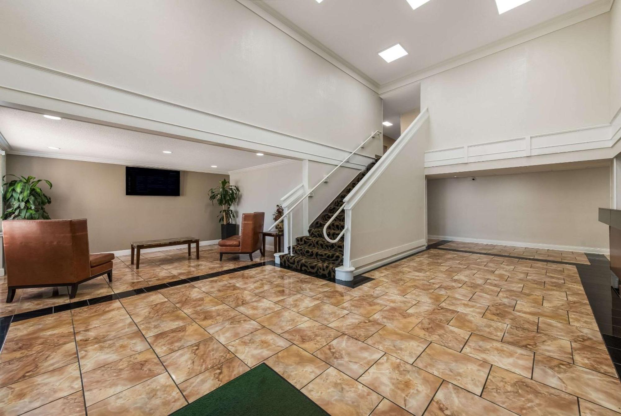 Quality Inn Airport Woodson Terrace Exteriör bild