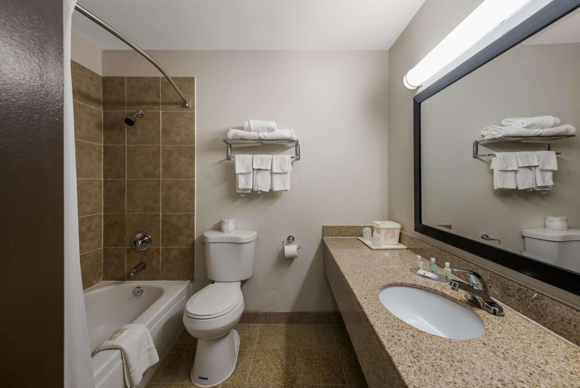Quality Inn Airport Woodson Terrace Exteriör bild