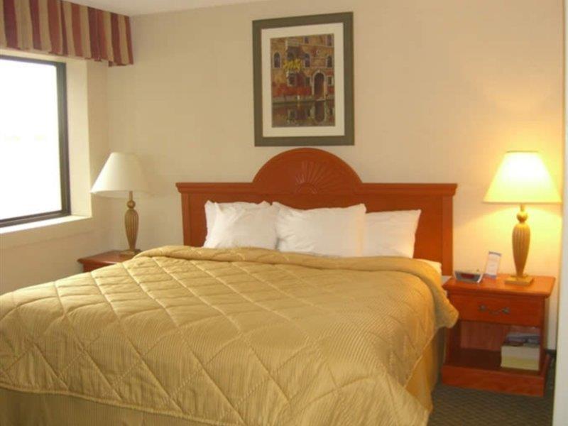 Quality Inn Airport Woodson Terrace Exteriör bild