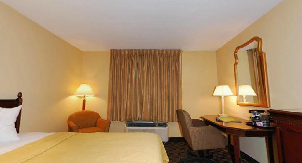 Quality Inn Airport Woodson Terrace Exteriör bild